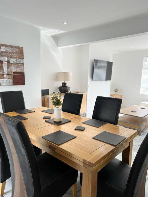 Clare Street - 3 Bedroom House With Private Parking Merthyr Tydfil Exterior foto